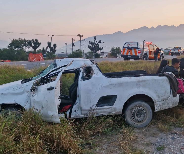 Deja volcadura un herido en Santa Catarina