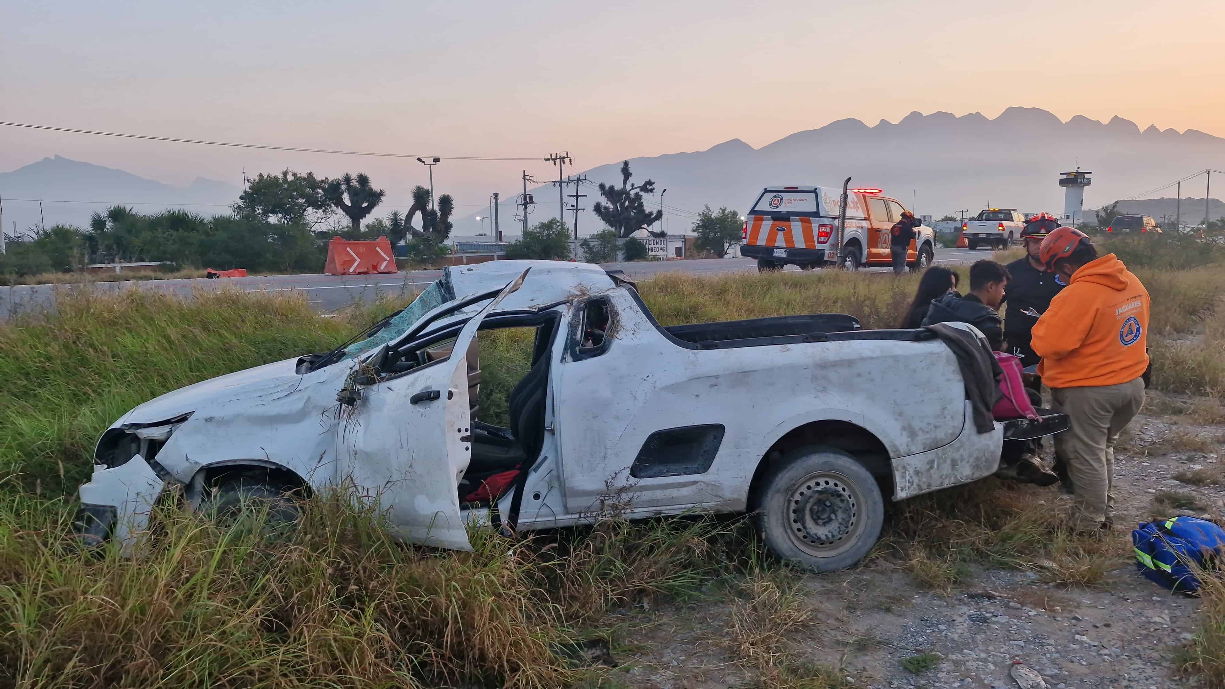 El conductor de una camioneta y su acompañante resultaron lesionados luego de volcar su unidad, ayer en la Carretera a Saltillo, municipio de Santa Catarina, presuntamente luego de una dormitada al volante.