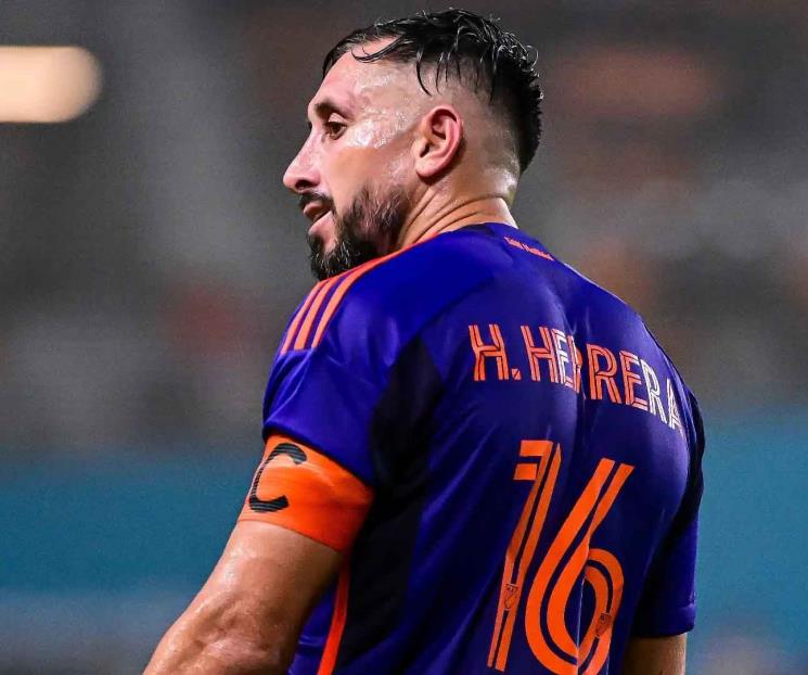 Héctor Herrera, multado y suspendido tras escupitajo