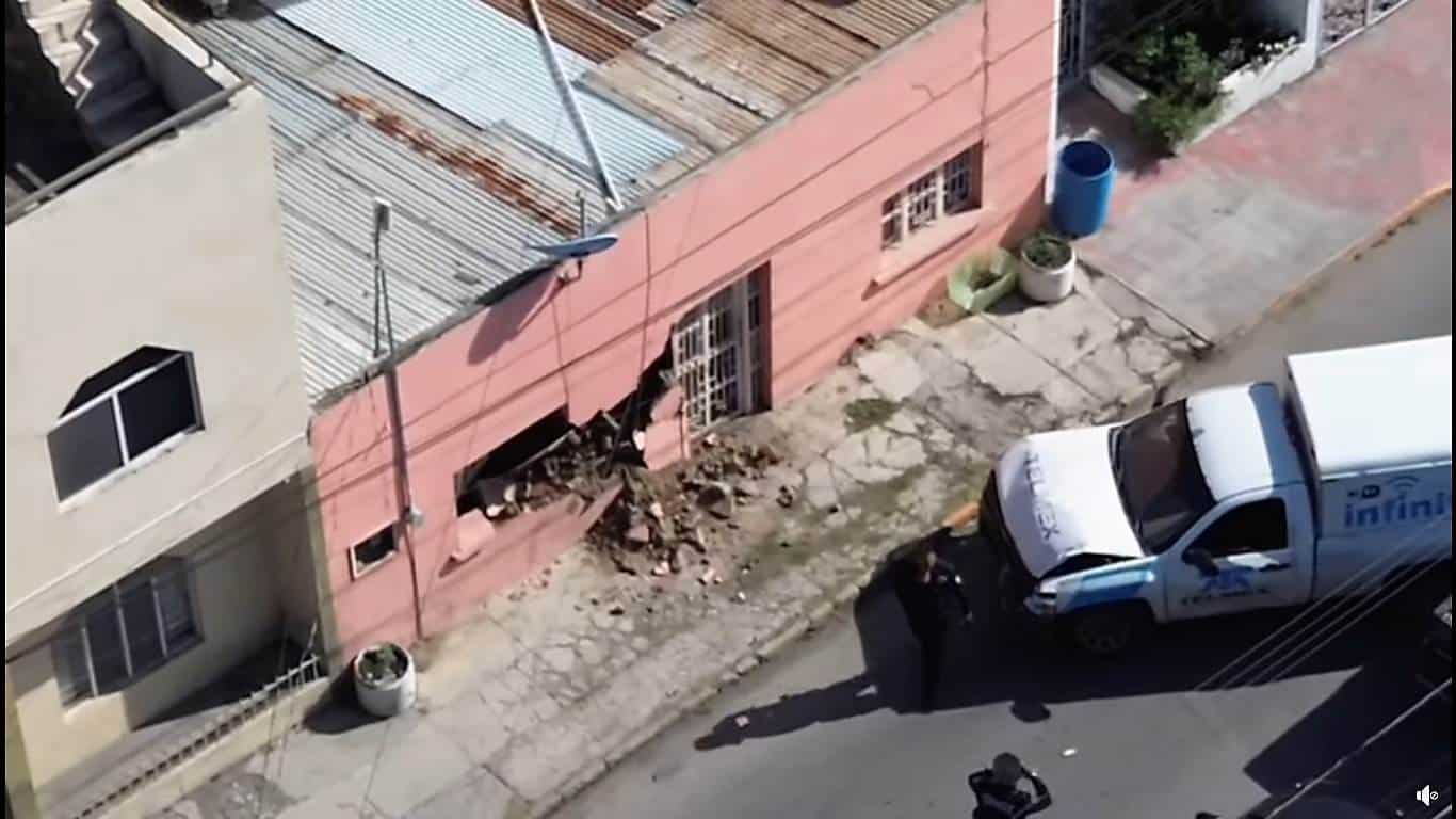 Una camioneta de la empresa de telefónica Telmex, terminóincrustada en una vivienda del centro de Linares, después de chocar con un automóvil particular y salir proyectada.