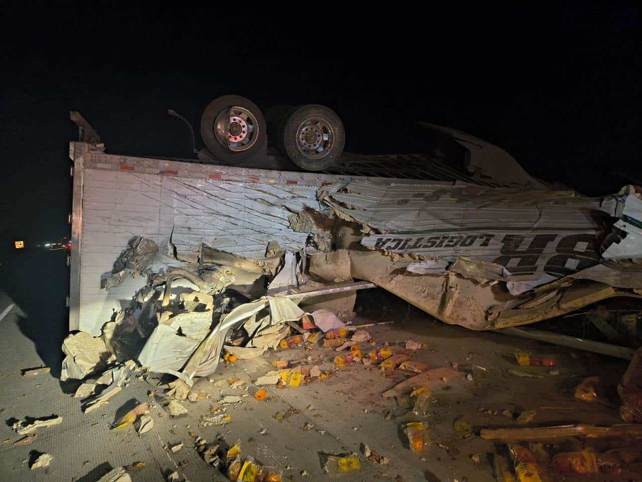 El conductor de un tráiler falleció luego de volcarse su unidad en la Autopista a Laredo, a la altura del municipio de Anáhuac, la madrugada de ayer al norte de Nuevo León.