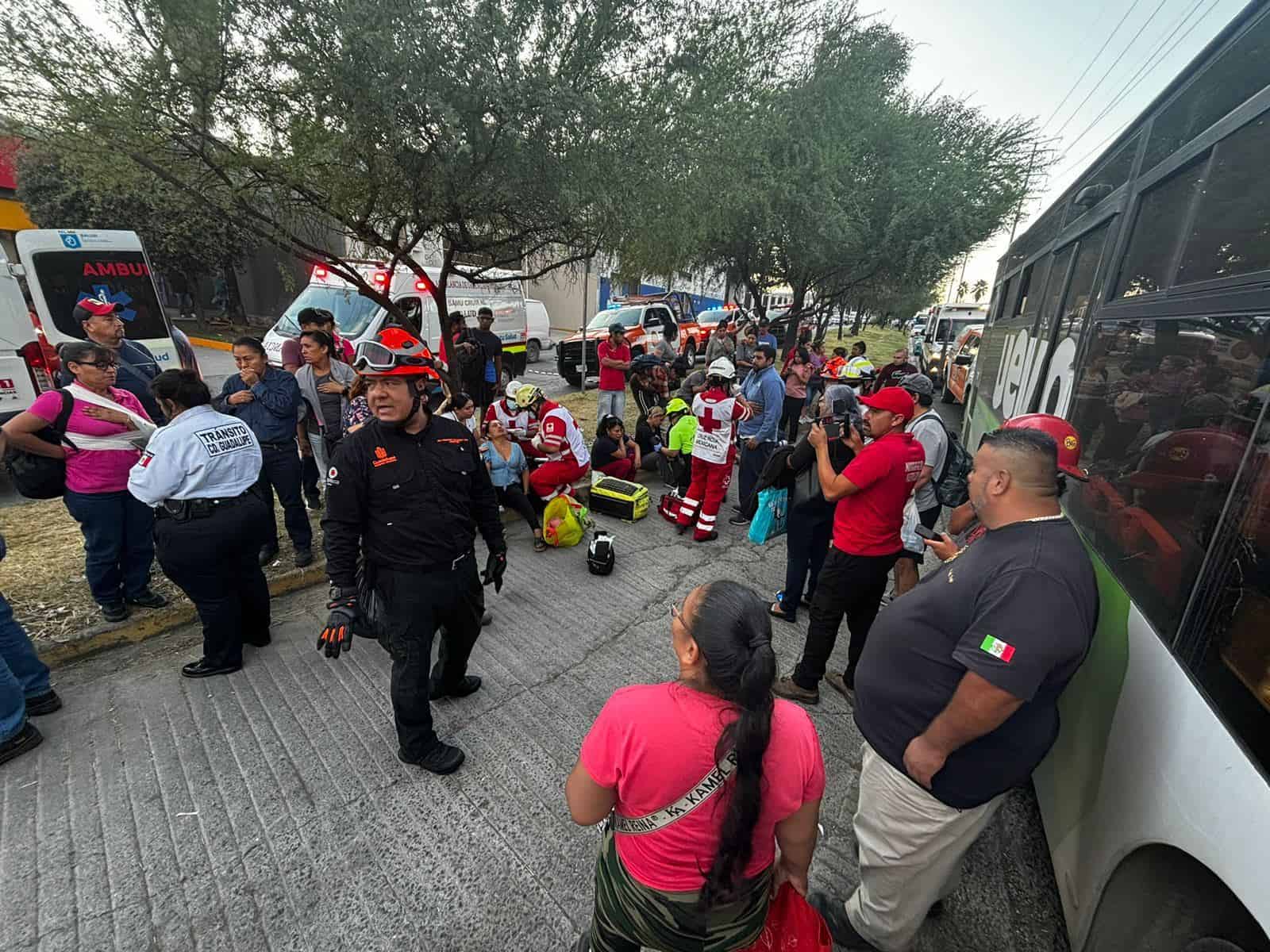 Un aparatoso accidente entre dos camiones urbanos, dejó como saldo a 31 pasajeros lesionados, en Guadalupe.