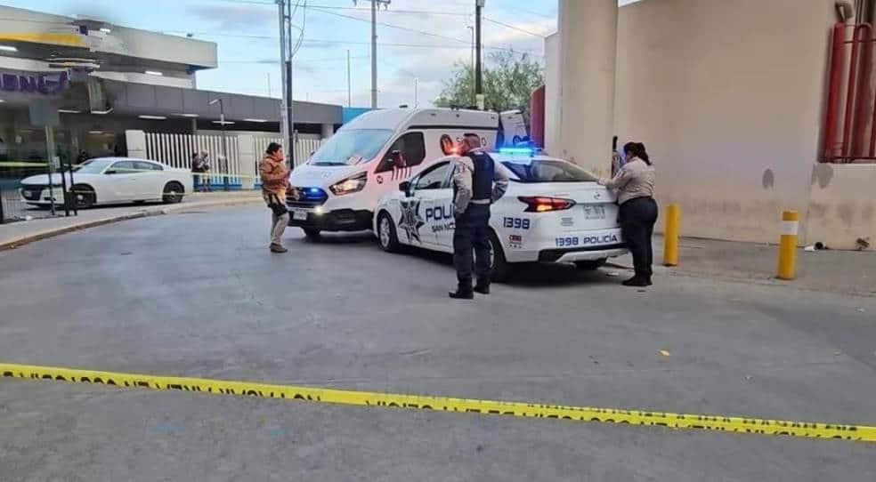 Después de que el negaran la atención medica en el área de urgencias del Hospital Metropolitano, un hombre murió en la banqueta del nosocomio ubicado en el municipio de San Nicolás.