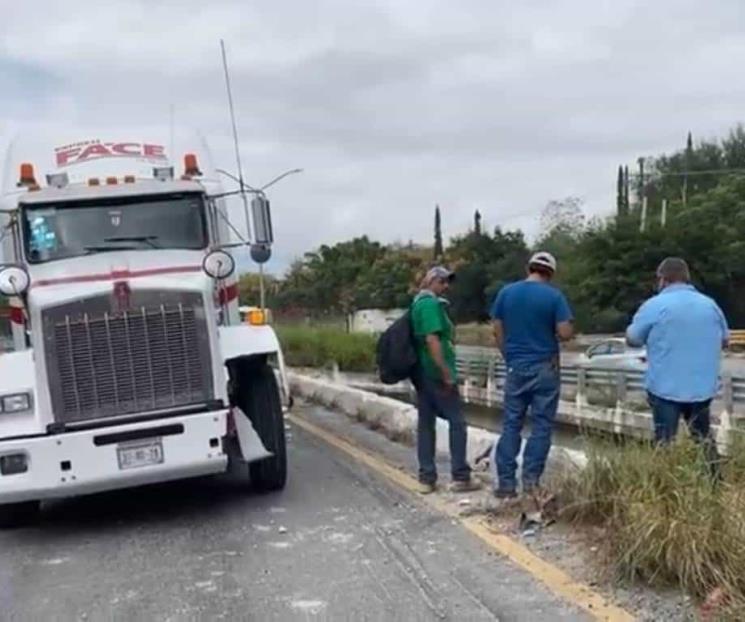 Cae auto de puente tras choque