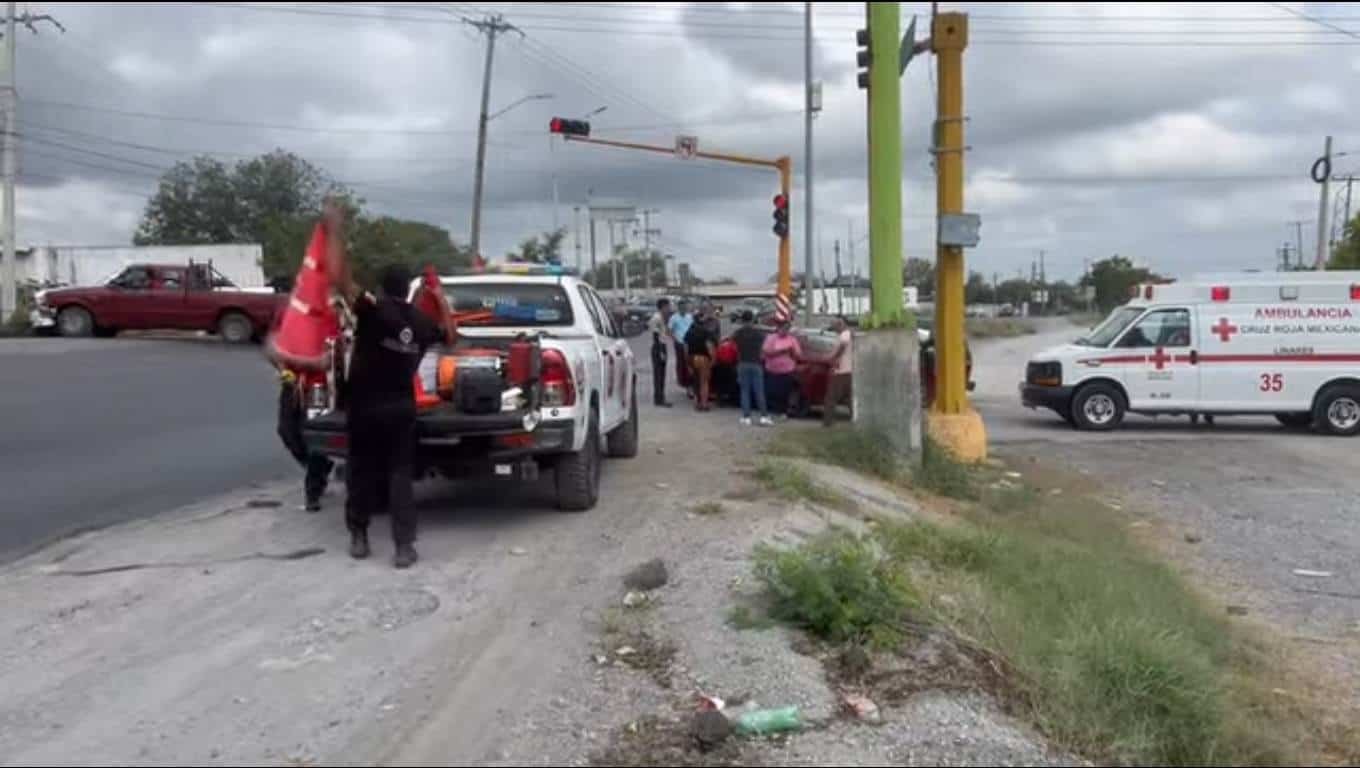 Una mujer con un avanzado estado de embarazo, terminó con diversas lesiones, al ser impactado su automóvil por una camioneta en el municipio de Linares.