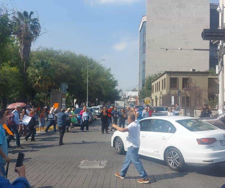 Protestan jubilados y pensionados de la Sección 50 contra gobernador