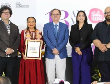 Reconocen promoción de lectura de escritora y docente Dalina Flores