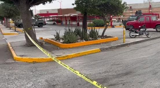 Al menos una persona sin vida, además de presuntamente tres elementos municipales heridos, dejó una persecución y enfrentamiento registrado la madrugada de ayer en el municipio de Linares.