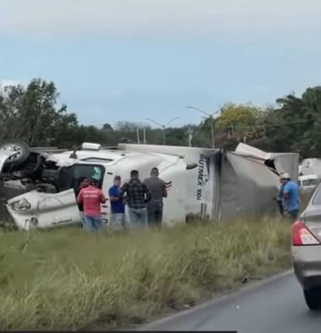 Un vehículo sedan, terminó cayendo de una altura de siete metros, en un puente del municipio de Montemorelos, luego de ser impactado por un tráiler con doble remolque.