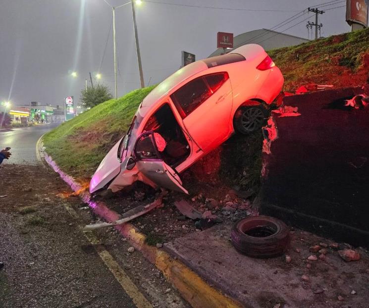 Estrella auto contra muro en Paseo de los Leones