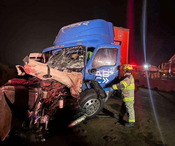 Chocan tráileres en la Autopista a Saltillo