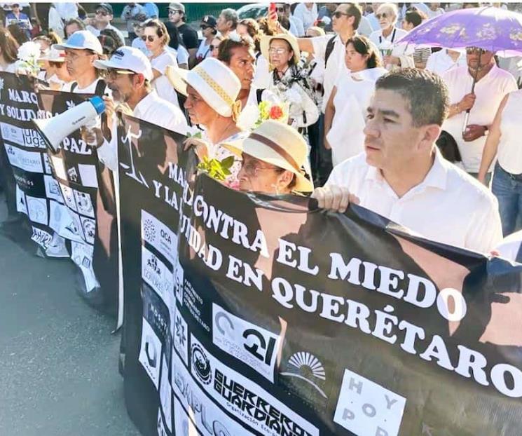 Marchan para exigir respuestas tras masacre en Querétaro