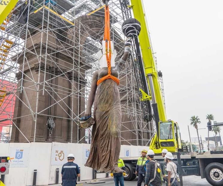 Retiran estatua del Arco de Independencia