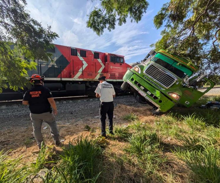 Embiste tren a tráiler en Guadalupe