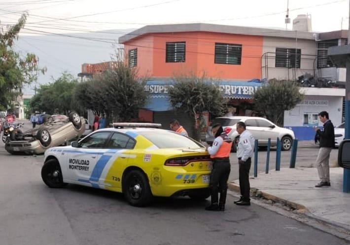 Resulta mujer herida en volcadura