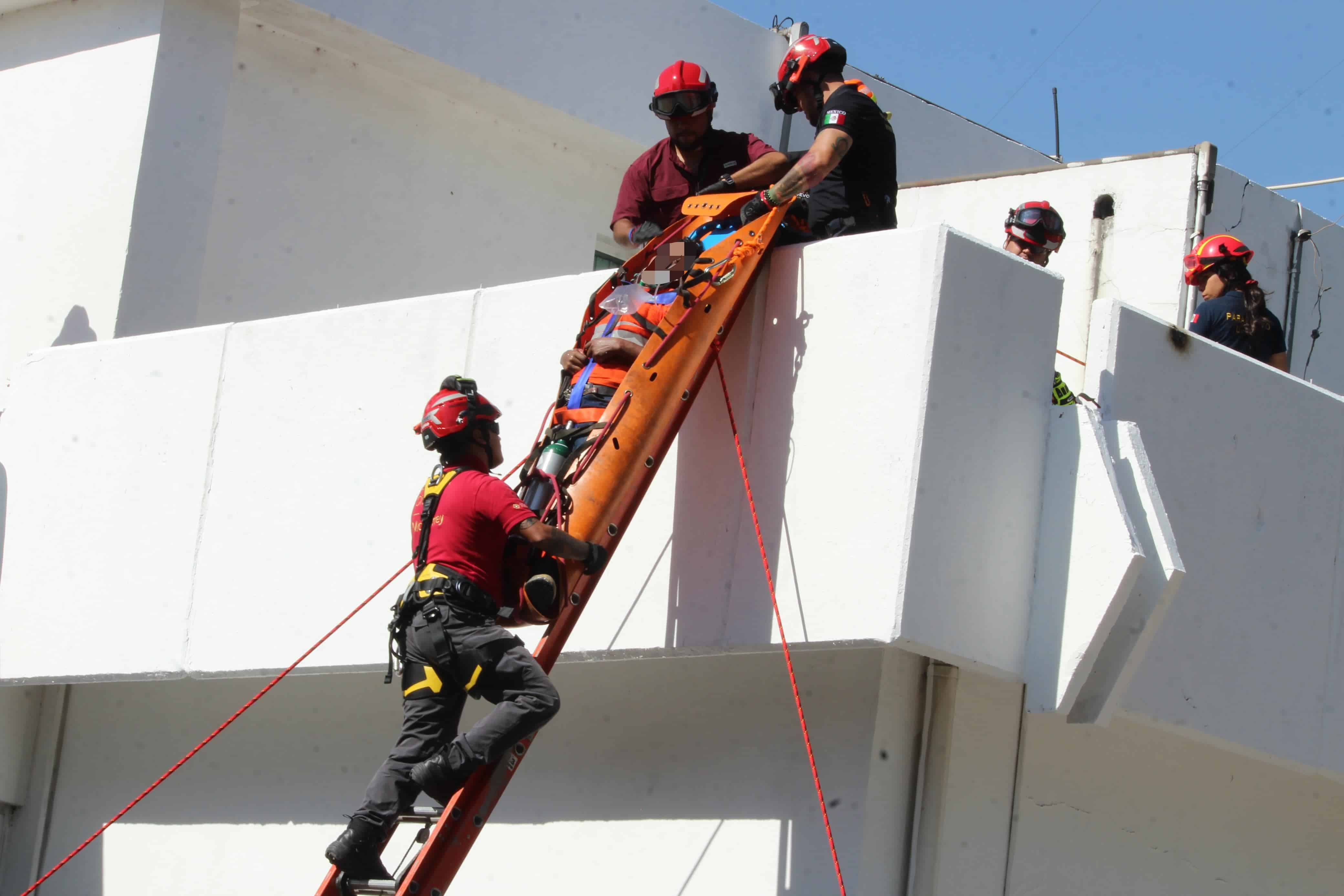 Al estar pintando las instalaciones de Servicios Públicos de Monterrey, en el Parque Alamey, y hacer contactos con cables de energía eléctrica, un hombre resultó con diversas quemaduras, en la Colonia Del Norte.