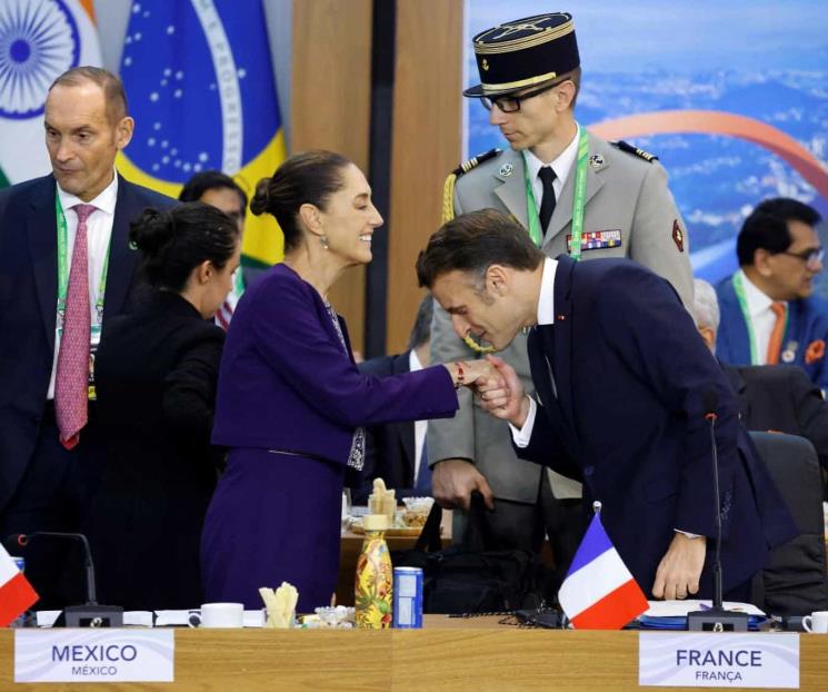 Besa Macron la mano de la Presidenta Sheinbaum