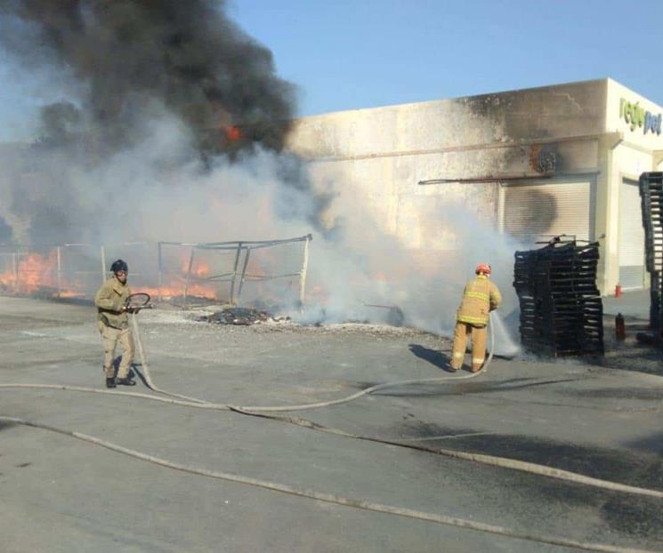 Evacuan a 183 trabajadores en incendio de tarimera