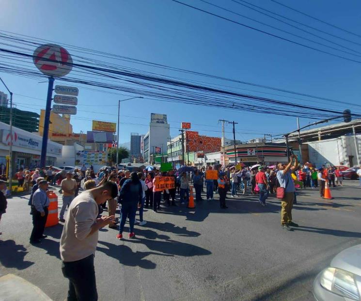 Toman las calles jubilados de la Sección 50