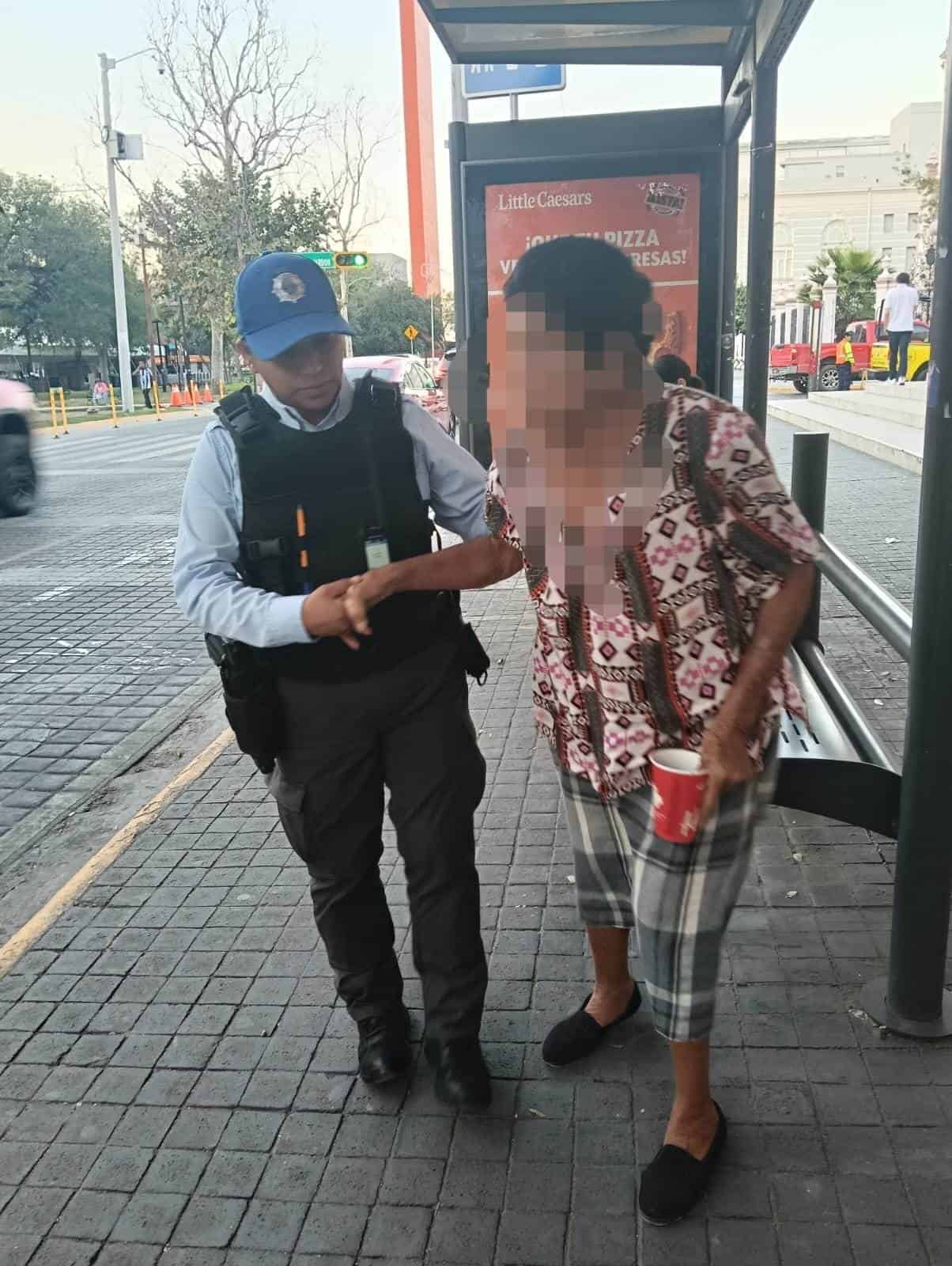 Una mujer de la tercera edad que se encontraba extraviada y deambulando por el centro de la ciudad, fue localizada por oficiales de la Policía de Monterrey.