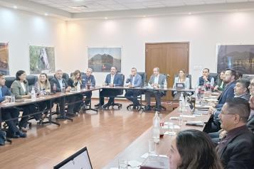 Salen insatisfechos diputados de reuni&oacute;n con el tesorero