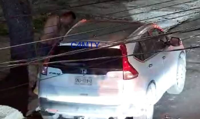 Luego de presuntamente causar daños a una camioneta estacionada, con el propietario a bordo, un hombre fue detenido por oficiales de la Policía de Monterrey, en el centro de la ciudad, además es investigado por asaltos a peatones.