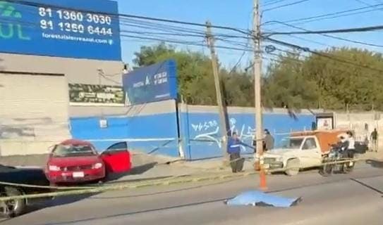 Al intentar cruzar la Avenida Bernardo Reyes, una mujer murió atropellada por un vehículo, a la altura de la Colonia Hogares Ferrocarriles, en el municipio de Monterrey.