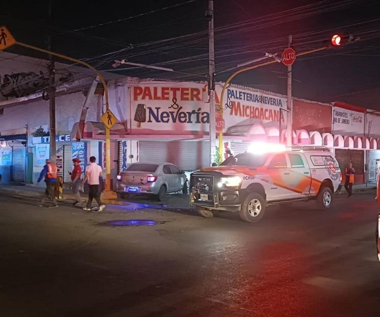 Auto termina en el interior de negocio tras atropello