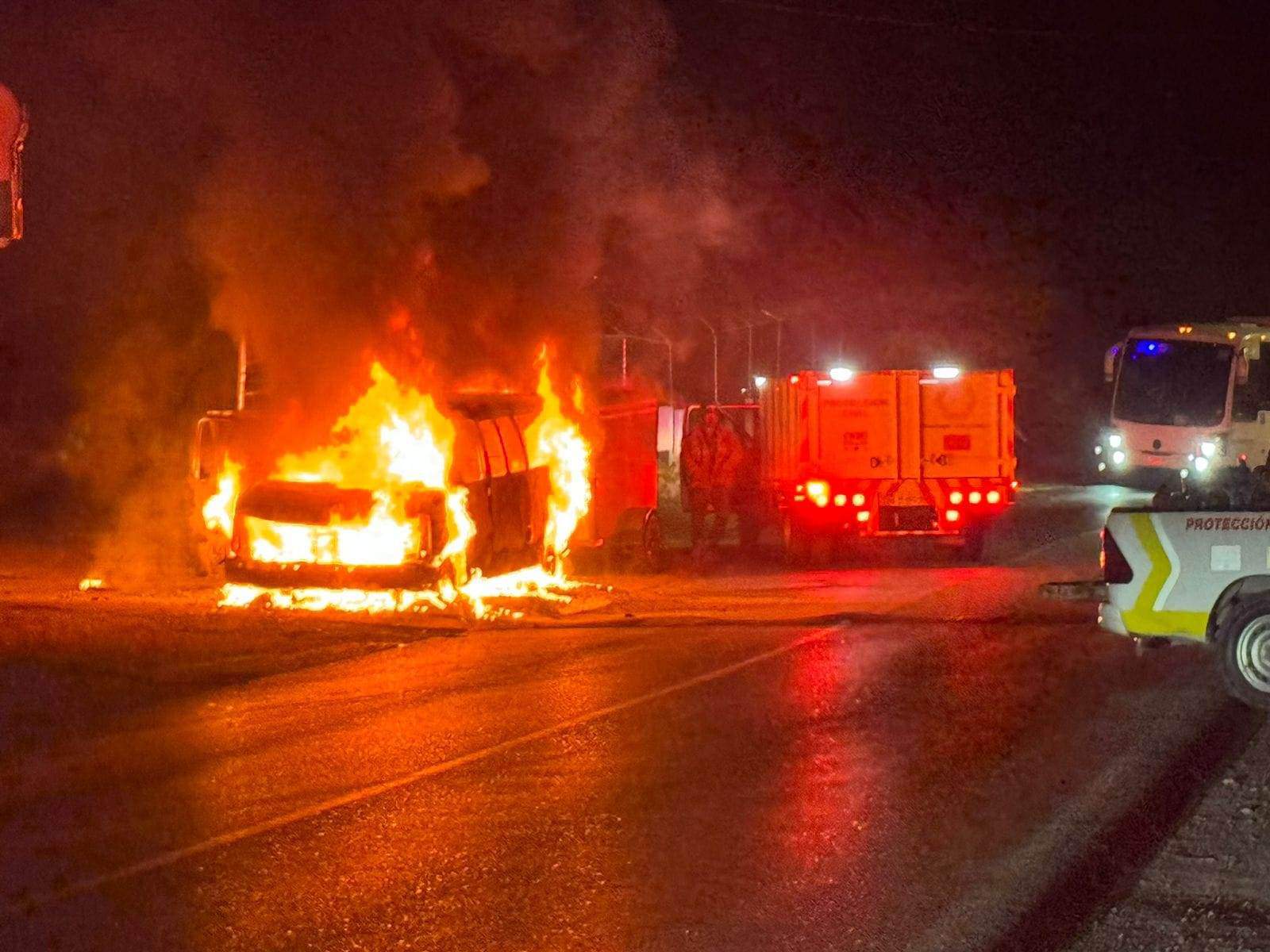 Una camioneta donde viajaban integrantes de la agrupación musical Banda Territorial de Monterrey, se incendió por completo debido a una falla mecánica, en el municipio de Santiago, Nuevo León.