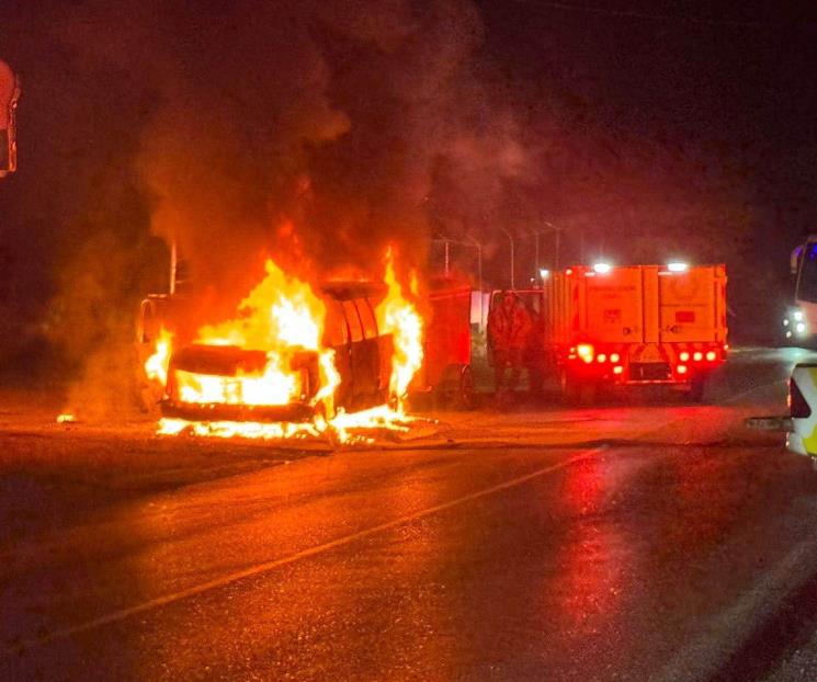 Acaba incendio con camioneta de grupo musical