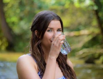 Baja de peso bebiendo agua en horarios clave del día