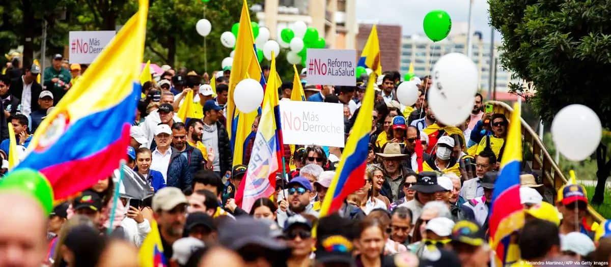 Protestan en Colombia contra Gustavo Petro