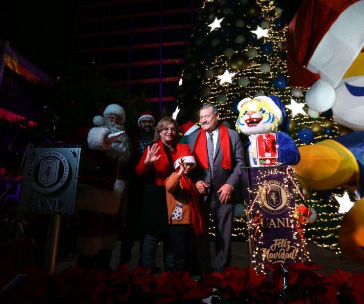 Enciende UANL luz de esperanza con pino navideño