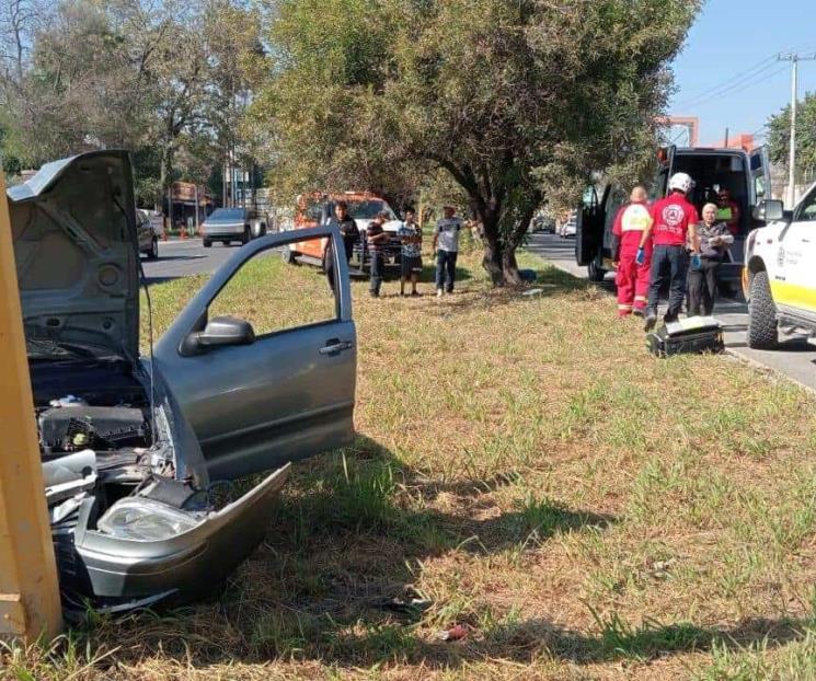 Estrellan auto contra poste