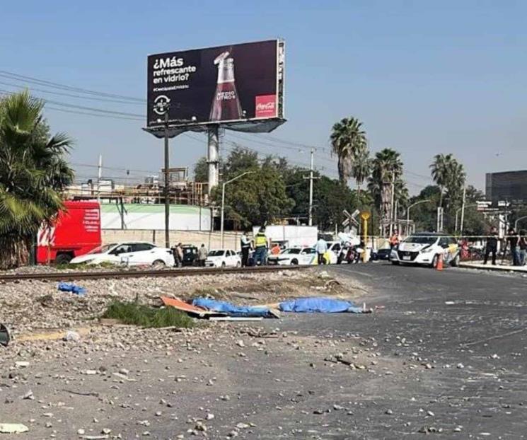 Impacta tren caja de tráiler y mueren 2 arrollados