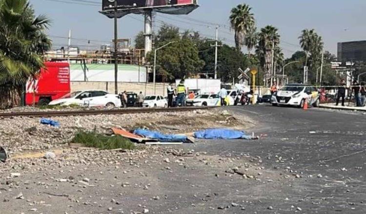 Impacta tren caja de tráiler y mueren 2 arrollados