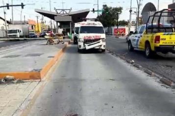 Atropella ambulancia a mujer en carril de Ecovía