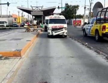 Atropella ambulancia a mujer en carril de Ecovía