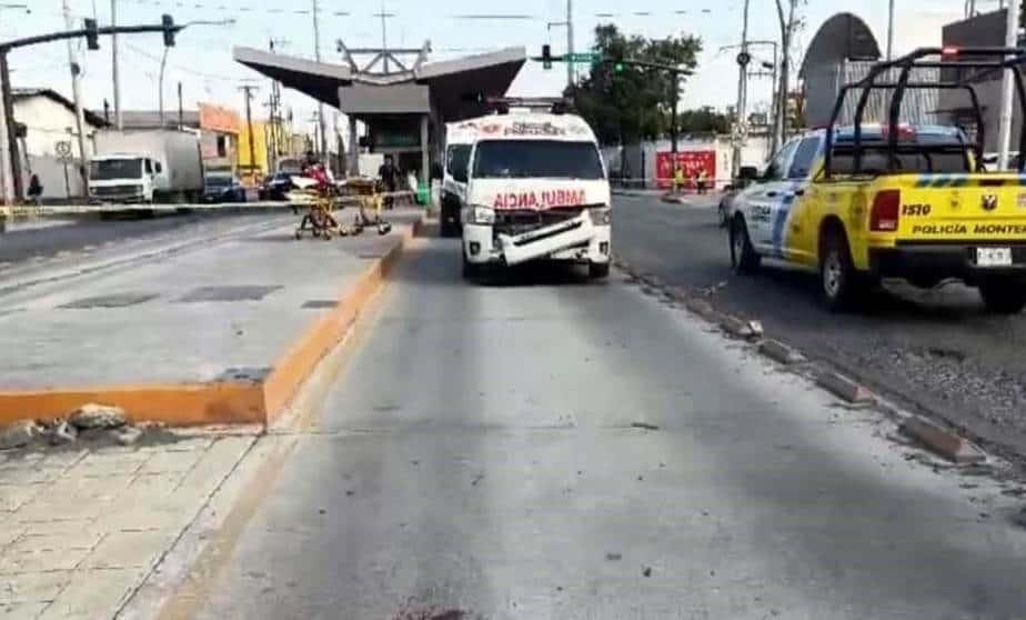 Atropella ambulancia a mujer en carril de Ecovía