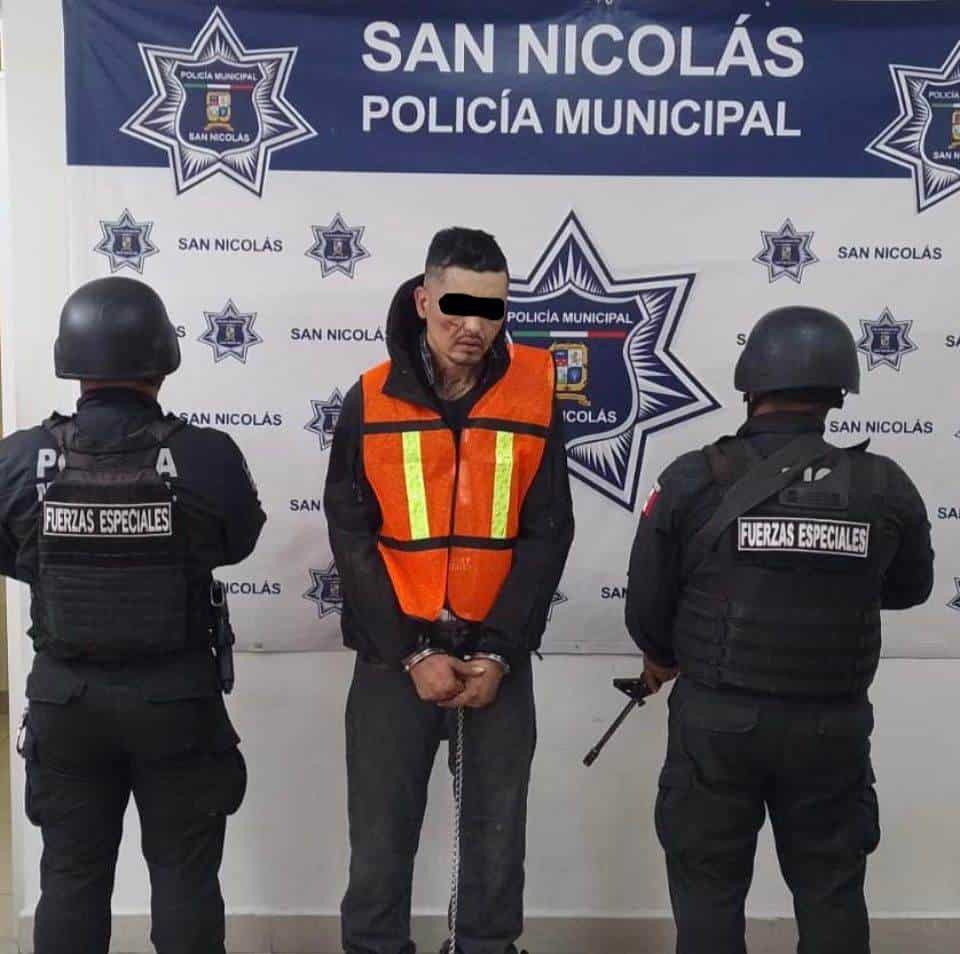 En posesión de un arma de fuego y droga, fue arrestado un motociclista por elemento de Seguridad Pública de San Nicolás, la madrugada de ayer en la Colonia Santo Domingo.