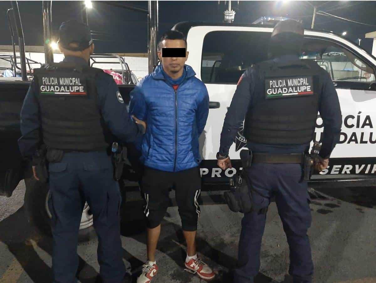 Un presunto distribuidor de narcóticos, quien durante la compra -venta de droga, utilizaba presuntamente una terminal bancaria para recibir los pagos, fue detenido por elementos de Seguridad Pública de Guadalupe, en la Colonia Las Américas.