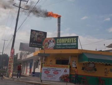 Arde chimenea en negocio