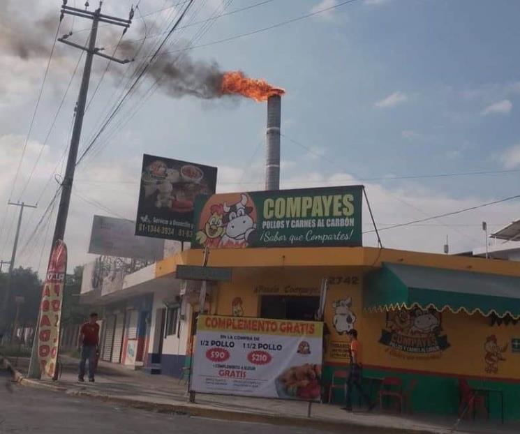 Arde chimenea en negocio