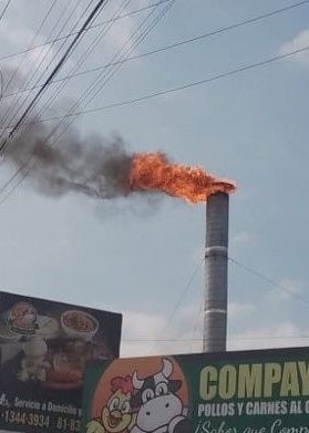 Una intensa movilización de los puestos de socorro se registró en la Colonia del Vidrio en esta ciudad, al reportarse el incendio de la chimenea de un negocio especializado en venta de pollos asado.