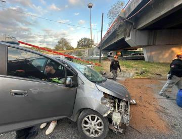 Cae auto de puente