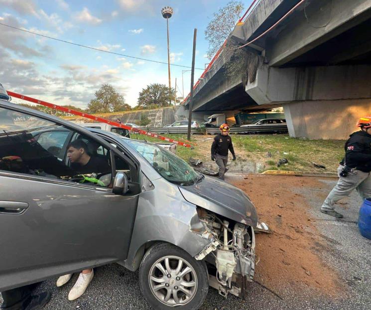 Cae auto de puente