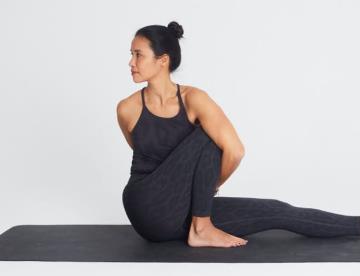 La postura de yoga que fortalece abdominales