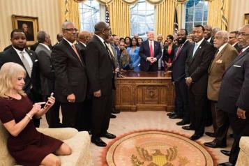 Contempla Trump sustituir periodistas por blogueros