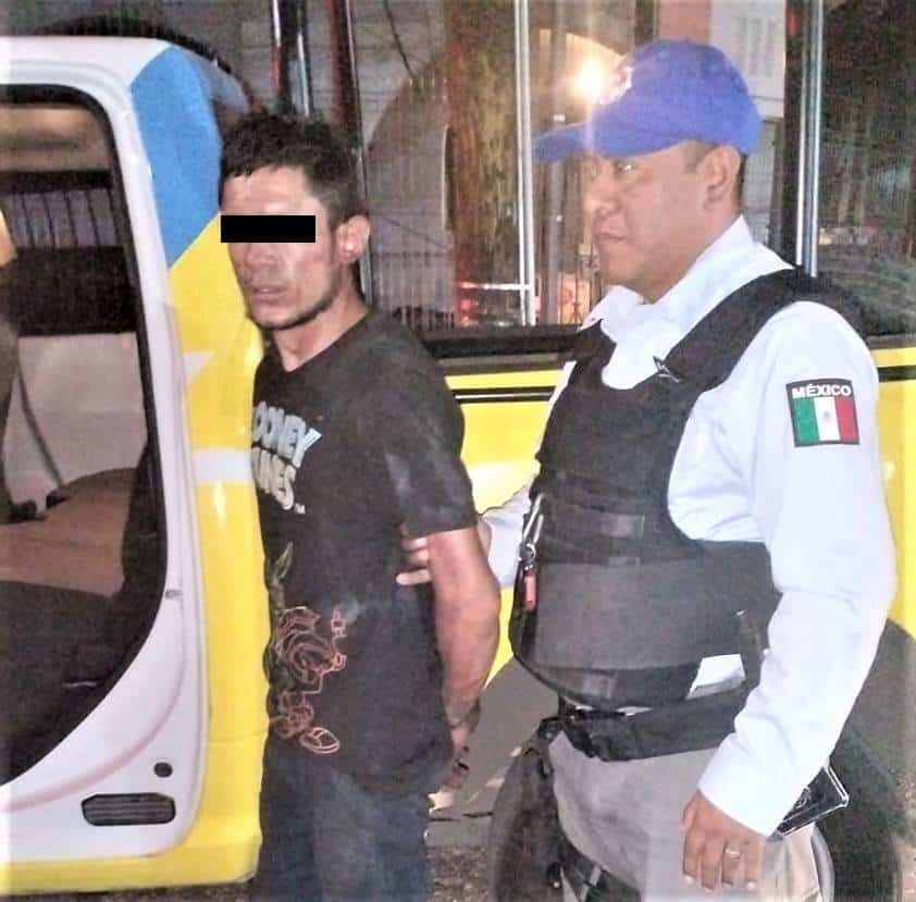 Tres hombres fueron detenidos por oficiales de la Policía de Monterrey de Proximidad, en dos hechos diferentes, luego de que presuntamente estaban robando cableado de los registros de Telmex, en diferentes partes de la ciudad.