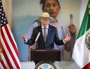 Reacciona Ken Salazar a amenaza de Trump